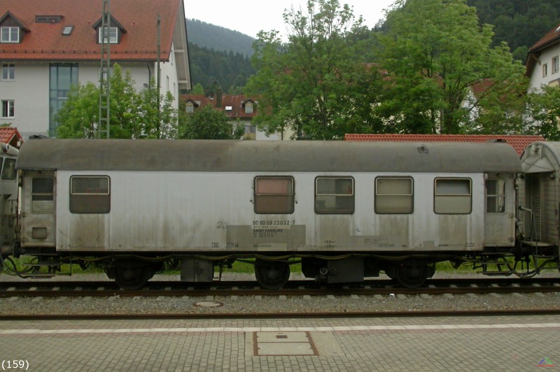 Bahn 159.jpg - Nun folgt ein Dreiachser als Wohnwerkstattwagen. Der letzte Wagen vor der zweiten Lok ist ein Werkstattwagen alter Bauart.